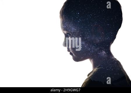 Combinazione isolata della silhouette di un viso bambino e delle stelle della Via Lattea. Concetto di connessione tra l'uomo e l'universo, nuovi dis Foto Stock