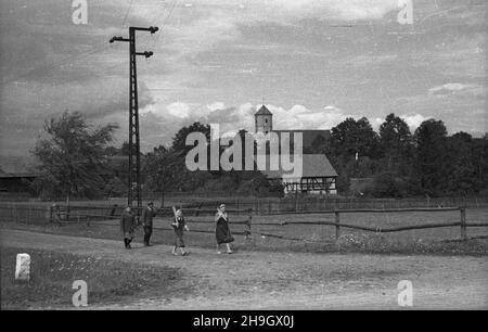 Zalipie, 1948-07. Wieœ której, l 1945 l osiedli³a siê czêœæ Platerówek r., tzn. ¿o³nierek 1 Samodzielnego Batalionu Kobiecego im. Emilii Plater 1 Dywizji Piechoty im. Tadeusza Koœciuszki. Do 1947 r. wieœ nosi³a nazwê Platerowo. bb PAP Dok³adny dzieñ wydarzenia nieustalony. Zalipie, luglio 1948. Il villaggio in cui si stabilì un certo numero di donne soldato del primo Battaglione indipendente delle Donne della Tadeusz Kosciuszko i Divisione di Fanteria. Fino al 1947 il villaggio è stato chiamato Platerowo. bb PAP Foto Stock