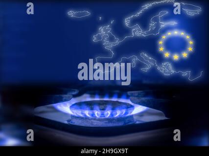 La fiamma blu di una stufa a gas al buio. Bruciatore a gas sullo sfondo della mappa e della bandiera dell'Unione europea. Il concetto di consumo di gas Foto Stock