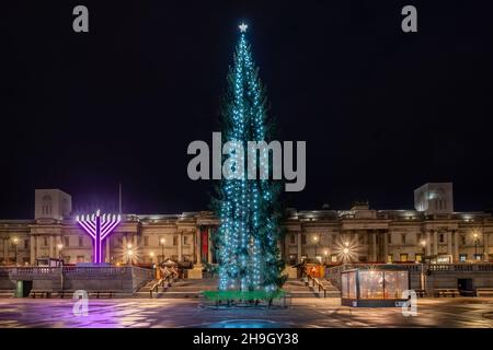 Trafalgar Square Christmas Tree e luci con scena Manger, Nelson's Column, London si illumina verso Whitehall Foto Stock