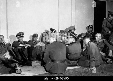 PARIGI, FRANCIA - 26 agosto 1944 - gli alti ufficiali tedeschi sequestrati dalle truppe francesi libere che liberavano la capitale del loro paese sono depositati nella H Foto Stock