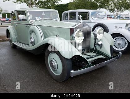 Vista frontale di tre quarti di una berlina sportiva continentale Green, 1934, Rolls Royce Phantom II, in mostra al Silverstone Classic 2021 Foto Stock