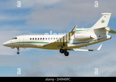 Dassault Falcon 7x Jet Plane M-CELT di proprietà di Cravant Ltd e registrata nell'isola di Man. Business jet, jet aziendale, sbarco a Farnborough Foto Stock