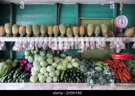 Una mensola di frutta fresca in un mercato locale nell'America centrale Foto Stock