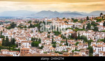 Tramonto sulle case bianche della storica città di Granada, Spagna Foto Stock