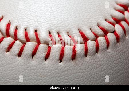 Palla da baseball macro close-up con cuciture e cuciture con spazio copia. Foto Stock