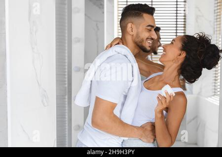 Romantica coppia araba divertirsi mentre si passa il tempo in bagno insieme Foto Stock