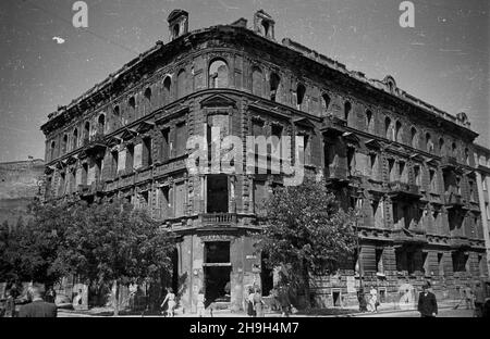 Warszawa, 1948-07-01. Zniszczona w czasie II wojny œwiatowej kamienica przy ulicy Poznañskiej w Œródmieœciu. wb PAP Dok³adny dzieñ wydarzenia nieustalony. Varsavia, 1 luglio 1948. Una casa danneggiata dalla guerra in via Poznanska nel centro della città. wb PAP Foto Stock