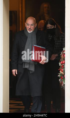 Downing Street, Londra, Regno Unito. 7 dicembre 2021. Nadhim Zahawi MP, Segretario di Stato per l'Istruzione, a Downing Street per la riunione settimanale del gabinetto. Credit: Malcolm Park/Alamy Live News. Foto Stock