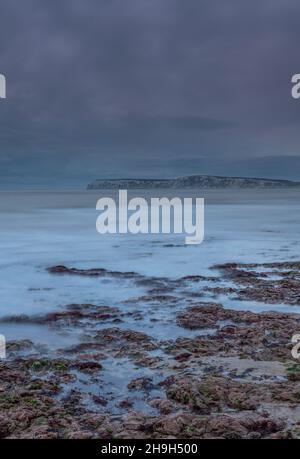 Luce atmosferica sulle scogliere sull'isola di wight Coast a compton Bay, isola di wight Shoreline Moody e la marina atmosferica, compton Bay IOW Foto Stock