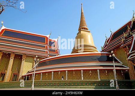 Wat Ratchabophit Tempio buddista con la Galleria circolare e una massiccia pagoda dorata, Bangkok, Thailandia Foto Stock