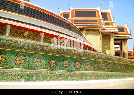 L'iconica Galleria circolare che unisce gli edifici principali nel Tempio reale di Wat Ratchabophit, Bangkok, Thailandia Foto Stock