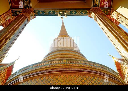 Splendida Pagoda dorata alta 43 metri con le sacre reliquie all'interno del Tempio Buddista reale di Wat Ratchabophit, Bangkok, Thailandia Foto Stock