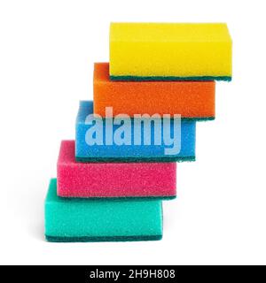 Molte spugne in schiuma per il lavaggio delle stoviglie e la pulizia in cucina. Bella piramide di cinque spugne di colore giallo, arancione, blu, rosa e verde Foto Stock