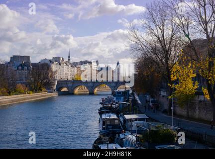 Una vista autunnale lungo il Siene al Pont Neuf. Parigi, Francia Foto Stock