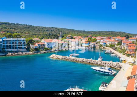 Veduta aerea della pittoresca città di Bozava sull'isola di Dugi Otok in Croazia Foto Stock