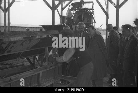 Warszawa, 1948-07-03. Z okazji dnia Spó³dzielczoœci prezydent RP Boles³aw Bierut odwiedzi³ osiedle Warszawskiej Spó³dzielni Mieszkaniowej budowane na Mokotowie. NZ. Boles³aw Bierut (C) w towarzystwie m. in.: In¿yniera Przymanowskiego (L) obserwuje proces formowania belki strowpowej. pw PAP Varsavia, 3 luglio 1948. Il presidente della Polonia Boleslaw Bierut ha visitato una proprietà immobiliare della Warsaw Housing Association (WSM) in costruzione nel distretto di Mokotow per celebrare la Giornata del movimento cooperativo. Nella foto: Boleslaw Bierut (centro) accompagnato dall'ingegnere Przymanowski (a sinistra) sul cantiere Foto Stock