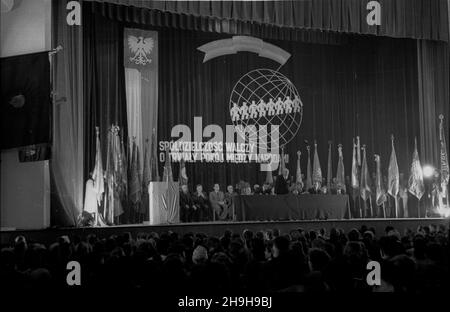 Warszawa, 1948-07-03. Z okazji Miêdzynarodowego dnia Spó³dzielczoœci, odby³a siê uroczysta akademia, podczas której wrêczono odznaki i displasia dzia³aczom spó³dzielczym. przemówienie cz³onka prezydium akademii, wicemarsza³ka Sejmu, prezesa Naczelnej Rady Spó³dzielczej Stanis³awa Szwalbe. pw PAP Varsavia, 3 luglio 1948. Una cerimonia di concessione di distinzioni e diplomi ad attivisti cooperativi in occasione della Giornata Internazionale della Cooperativa. Nella foto: Il discorso occasionale pronunciato dal membro del presidio della cerimonia, vice presidente Sejm, presidente del Consiglio cooperativo principale Foto Stock