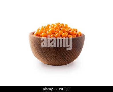 Buckhorn del mare. Seabuckthorn in una ciotola di legno isolata su bianco. Bacche fresche mature con foglie isolate su sfondo bianco. Bacche di Orang su bianco. Foto Stock