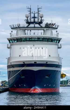 STAVANGER, NORVEGIA - 2020 LUGLIO 04. Nave offshore blu e bianca all'interno del porto di Stavanger City. Foto Stock