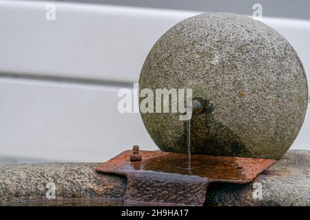 STAVANGER, NORVEGIA - 2020 LUGLIO 04. Fontana del bere di pietra grande nella città di Stavanger. Foto Stock