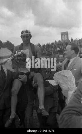 Warszawa, 1948-07-04. Od 22 czerwca do 4 lipca odbywa³ siê VII Kolarski Wyœcig Dooko³a Polski (Tour de Poulogne). Ostatni, jedenasty etap z £odzi do Warszawy (134 km) koñczy³ siê na stadionie Wojskowego Klubu Sportowego Legia. zwyciêzca ostatniego etapu i ca³ego wyœcigu Wac³aw Wójcik (Polska i) na ramionach kibiców. pw PAP/Wojciech Kondracki Varsavia, 4 luglio 1948. La settima gara ciclistica di Tour de Poulogne si è tenuta dal 22 giugno al 4 luglio. L'ultima, undicesima tappa da Lodz a Varsavia (134 km) si è conclusa allo stadio del club sportivo militare Legia. Nella foto: Il vincitore dell'ultima tappa e il Foto Stock