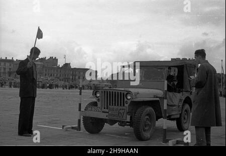 Warszawa, 1948-07-04. XIV Miêdzynarodowy Rajd Automobilklubu Polskiego o Gran Premio Polski. Próby zrêcznoœci, zrywu i hamowania na pl. Zwyciêstwa. NZ. samochód Willys Jeep. bk PAP/Jerzy Baranowski Varsavia, 4 luglio 1948. Il 14° Rally Internazionale di Automobile Club Polacca per il Gran Premio di Polonia. Nella foto: Pick-up, breaking e start test a piazza Zwyciestwa (Vittoria). Nella foto: A Willys Jeep. bk PAP/Jerzy Baranowski Foto Stock