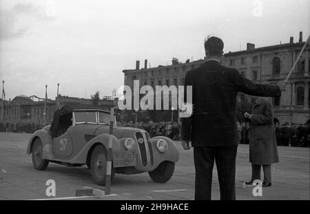 Warszawa, 1948-07-04. XIV Miêdzynarodowy Rajd Automobilklubu Polskiego o Gran Premio Polski. Próby zrêcznoœci, zrywu i hamowania na pl. Zwyciêstwa. NZ. BMW 328. bk PAP/Jerzy Baranowski Varsavia, 4 luglio 1948. Il 14° Rally Internazionale di Automobile Club Polacca per il Gran Premio di Polonia. Nella foto: Pick-up, breaking e start test a piazza Zwyciestwa (Vittoria). Nella foto: Una BMW 327. bk PAP/Jerzy Baranowski Foto Stock