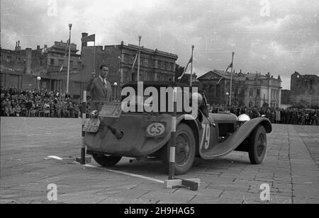 Warszawa, 1948-07-04. XIV Miêdzynarodowy Rajd Automobilklubu Polskiego o Gran Premio Polski. Próby zrêcznoœci, zrywu i hamowania na pl. Zwyciêstwa. NZ. samochód prowadzony przez zawodnika czeskiego. bk PAP Varsavia, 4 luglio 1948. Il 14° Rally Internazionale di Automobile Club Polacca per il Gran Premio di Polonia. Nella foto: Pick-up, breaking e start test a piazza Zwyciestwa (Vittoria). Nella foto: Un'auto guidata da uno sportivo ceco bk PAP Foto Stock