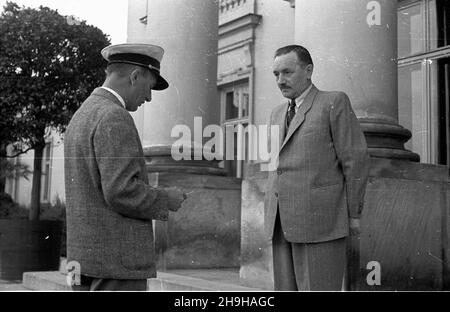 Warszawa, 1948-07-04. XIV Miêdzynarodowy Rajd Automobilklubu Polskiego o Gran Premio Polski. NZ. g³ówny komandor sportowy Zeydowski (2P) sk³ada raport z zakoñczenia rajdu prezydentowi Boles³awowi Bierutowi w Belwederze. bk PAP Varsavia, 4 luglio 1948. Il 14° Rally Internazionale di Automobile Club Polacca per il Gran Premio di Polonia. La gara del Capo Commodore Zeydowski (2° a destra) consegna un resoconto sulla conclusione della manifestazione al Presidente Boleslaw Bierut di fronte al Palazzo Belvedere. bk PAP Foto Stock