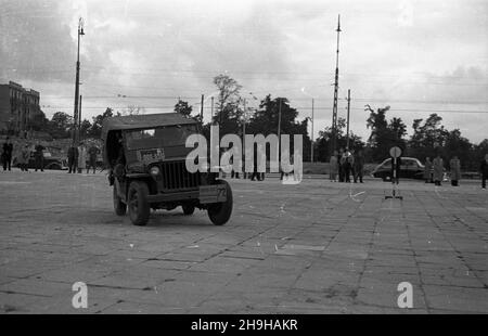 Warszawa, 1948-07-04. XIV Miêdzynarodowy Rajd Automobilklubu Polskiego o Gran Premio Polski. Próby zrêcznoœci, zrywu i hamowania na pl. Zwyciêstwa. NZ. samochód Willys Jeep. bk PAP/Jerzy Baranowski Varsavia, 4 luglio 1948. Il 14° Rally Internazionale di Automobile Club Polacca per il Gran Premio di Polonia. Nella foto: Pick-up, breaking e start test a piazza Zwyciestwa (Vittoria). Nella foto: A Willys Jeep. bk PAP/Jerzy Baranowski Foto Stock