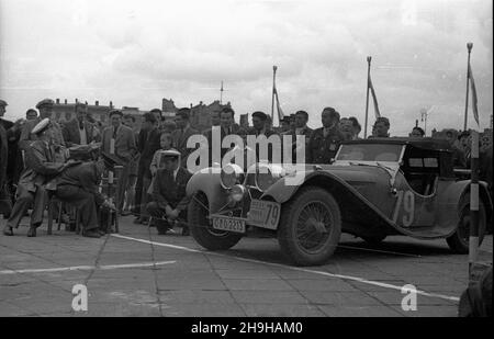 Warszawa, 1948-07-04. XIV Miêdzynarodowy Rajd Automobilklubu Polskiego o Gran Premio Polski. Próby zrêcznoœci, zrywu i hamowania na pl. Zwyciêstwa. NZ. samochód prowadzony przez zawodnika czeskiego. bk PAP/Jerzy Baranowski Varsavia, 4 luglio 1948. Il 14° Rally Internazionale di Automobile Club Polacca per il Gran Premio di Polonia. Nella foto: Pick-up, breaking e start test a piazza Zwyciestwa (Vittoria). Nella foto: Un'auto guidata da uno sportivo ceco. bk PAP/Jerzy Baranowski Foto Stock