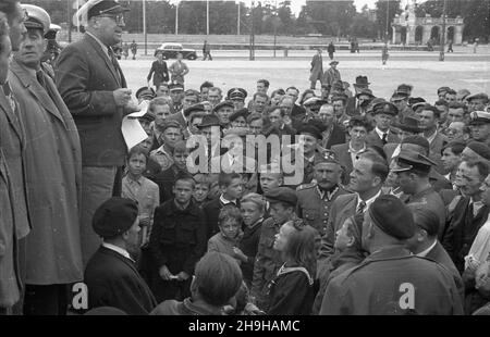 Warszawa, 1948-07-04. XIV Miêdzynarodowy Rajd Automobilklubu Polskiego o Gran Premio Polski. NZ. zakoñczenie rajdu na pl. Zwyciêstwa. Zakrzewski (w okularach). bk PAP/Jerzy Baranowski Varsavia, 4 luglio 1948. Il 14° Rally Internazionale di Automobile Club Polacca per il Gran Premio di Polonia. Nella foto: La conclusione della gara. Vice-Commodore della gara J. Zakrzewski (in calici) parlando. bk PAP/Jerzy Baranowski Foto Stock