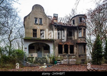 Germania, Oberhausen, Oberhausen-Osterfeld, zona della Ruhr, basso Reno, Renania settentrionale-Vestfalia, NRW, luoghi perduti, edifici abbandonati, Hotel in Kapellenstrasse, ex 'Hotel im Volksgarten', rovina, dilapidato, desolato, in parte eviscerato, Spazzatura-striato, sporco, sporco, in pericolo di collassamento, condannato, chiamato Horror Hotel Foto Stock