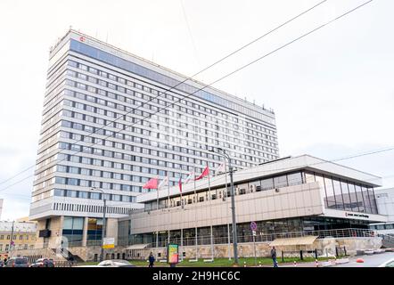 Azimuth edificio esterno dell'hotel, San Pietroburgo, Russia. Progettato in stile modernista socialista. Ex hotel 'Sovetskaya.' Foto Stock