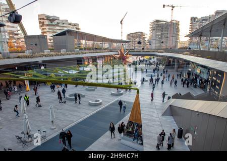 Una splendida vista del centro commerciale CityLife District, dall'alto, con decorazioni natalizie, CityLife, Milano, Italia Foto Stock