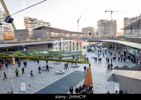 Una splendida vista del centro commerciale CityLife District, dall'alto, con decorazioni natalizie, CityLife, Milano, Italia Foto Stock