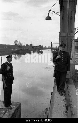 Polska, 1948-07-20. Port œródl¹dowy na Odrze. NZ. stra¿ portowa. mw PAP Polonia, 20 luglio 1948. Porto interno sul fiume Oder. Nella figura: Protezioni porte. mw PAP Foto Stock