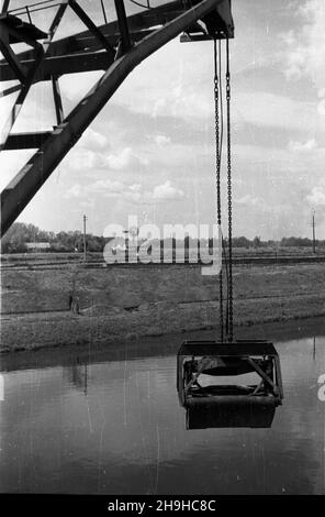 Polska, 1948-07-20. Port œródl¹dowy na Odrze. NZ. Czerpak dŸwigu. mw PAP Polonia, 20 luglio 1948. Porto interno sul fiume Oder. Nella foto: Una pala crne. mw PAP Foto Stock