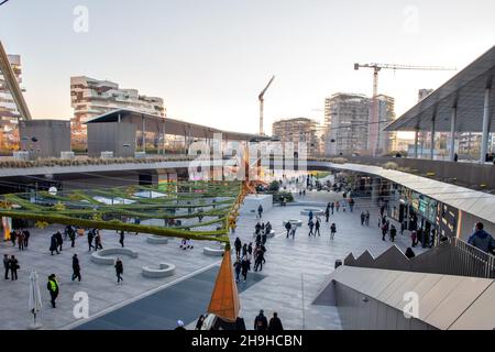 Una splendida vista del centro commerciale CityLife District, dall'alto, con decorazioni natalizie, CityLife, Milano, Italia Foto Stock
