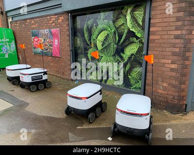 Hungry Henry consegna robot per il negozio Coop a Northampton Regno Unito con bandiere Foto Stock