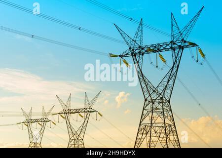 Linee elettriche in uscita da una diga di Itaipu, Parana state, Brasile Foto Stock