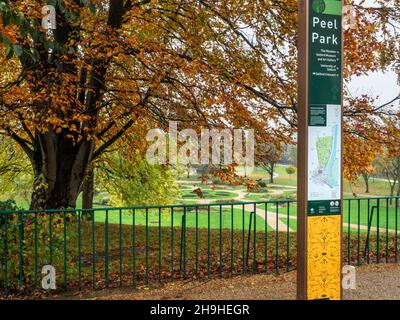Peel Park in autunno nella città di Salford Greater Manchester Inghilterra Foto Stock