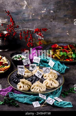 khinkali. Piatto tradizionale georgiano. Stile rustico. Fuoco selettivo Foto Stock