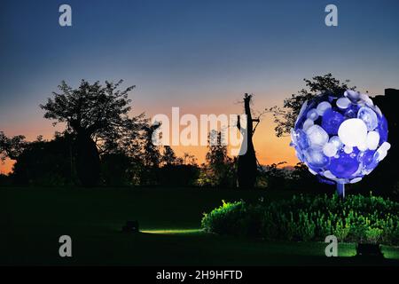 SINGAPORE, SINGAPORE - Settembre 12, 2021: L'ora d'oro nel giardino con la scultura in vetro di Dale Chihuly. Foto Stock