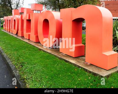 Segnale di ambizione alla Maxwell Building Salford Business School University di Salford City di Salford Greater Manchester Inghilterra Foto Stock