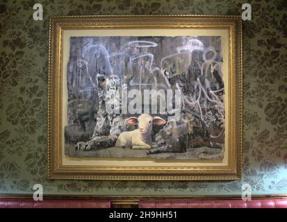 La presa di Banksy sul versetto biblico, “il leone si stenderà con l’agnello” – immagine della lobby dell’hotel – murato fuori dall’Hotel di Betlemme. Foto Stock