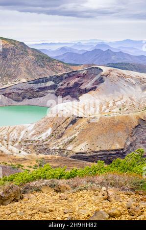 Il cratere Okama sulla cima del dake Goshiki della catena vulcanica del Monte Zao è un'attrazione turistica popolare nella regione di Tohoku, in Giappone Foto Stock