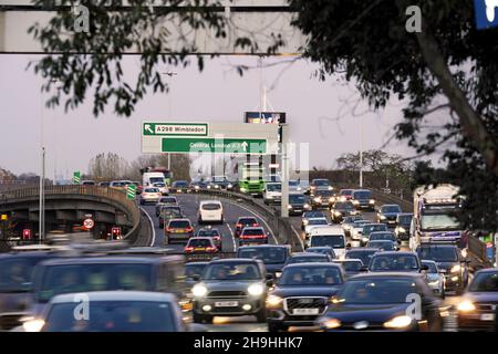 Traffico dei pendolari nelle prime ore della sera sulla A3 Trunk Road a Shannon’s Corner in viaggio da Londra. Foto Stock