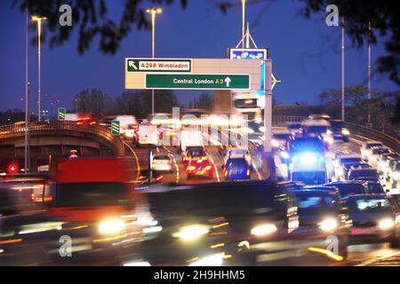 Traffico dei pendolari nelle prime ore della sera sulla A 3 Trunk Road all'angolo di Shannon New Malden Greater London. Foto Stock